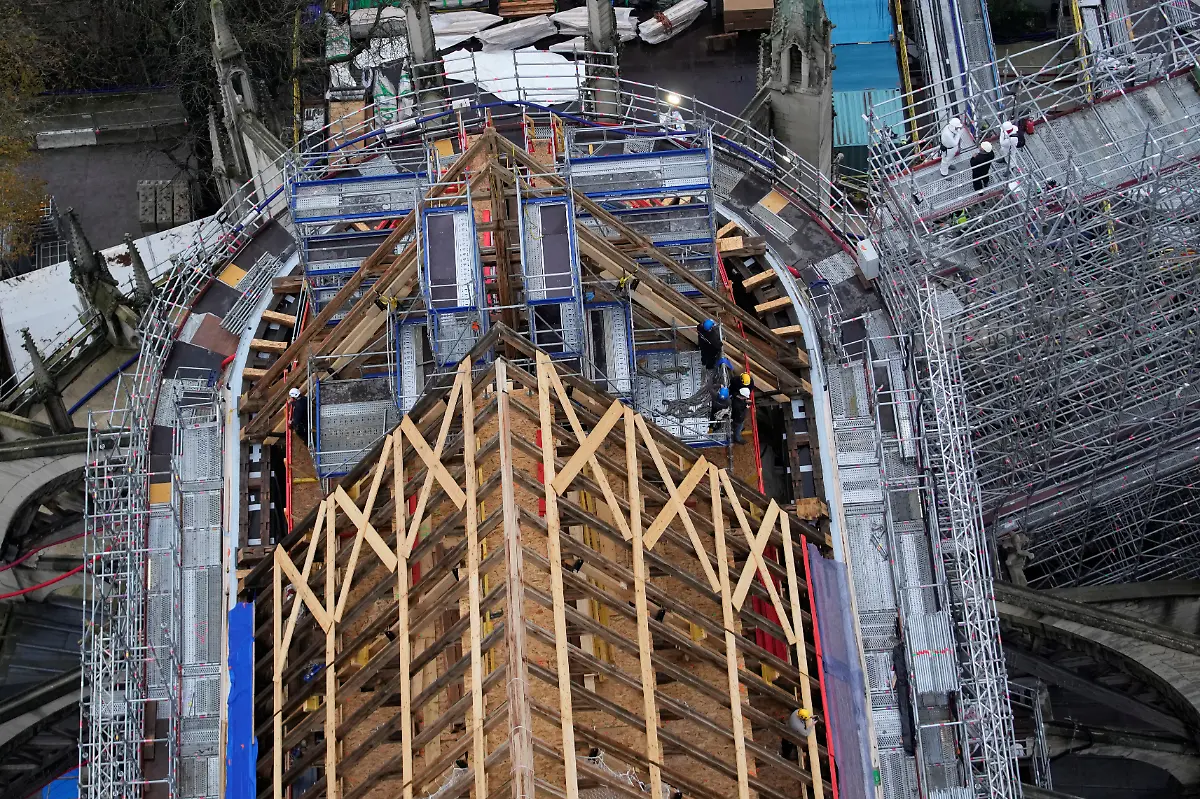 2023-12-08T095124Z-398088728-RC2XS4A1Y48H-RTRMADP-3-FRANCE-NOTREDAME-MACRON