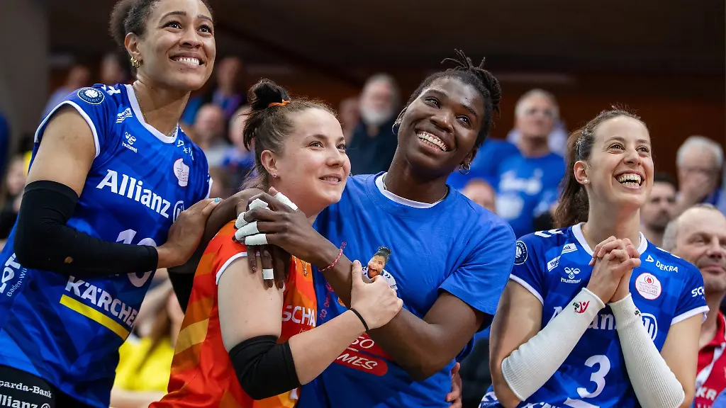 Die-MTV-Allianz-Stuttgart-Volleyballerinnen-Simone-Lee-l-r-Roosa-Koskelo-Krystal-Rivers-und-Maria-Segura-Palleresan-sehen-sich-nach-einem-Ligaspiel-einen-Videofilm-ihres-Vereins-an