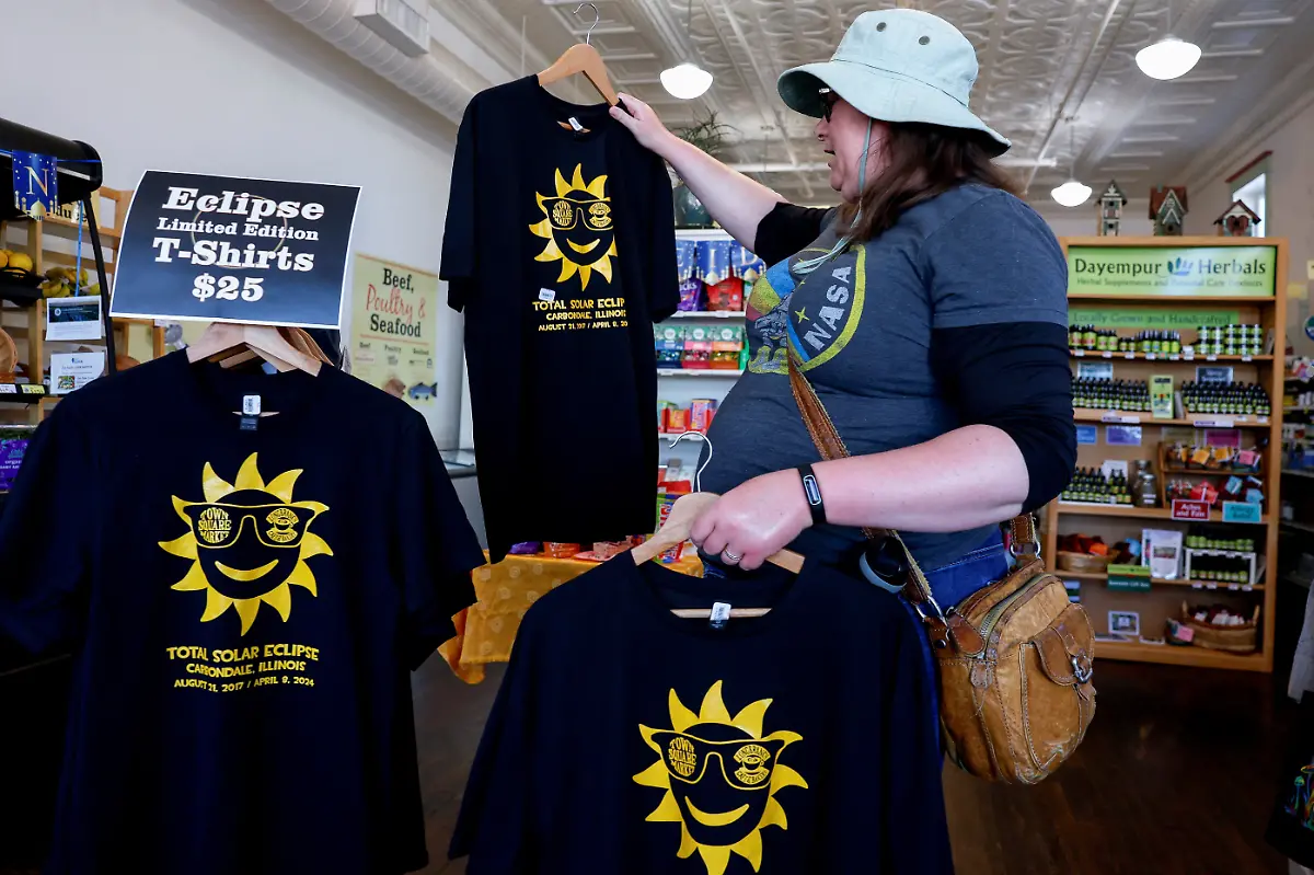 2024-04-06T215137Z-860764674-RC2FE5AL6G1I-RTRMADP-3-SOLAR-ECLIPSE-USA