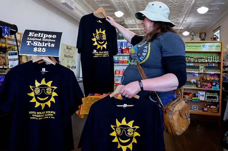 2024-04-06T215137Z-860764674-RC2FE5AL6G1I-RTRMADP-3-SOLAR-ECLIPSE-USA