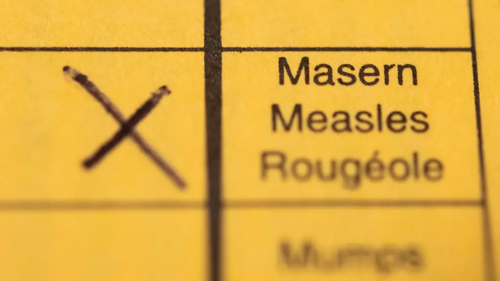 Ein-Impfpass-mit-einem-Kreuz-bei-der-Masern-Impfung-liegt-auf-einem-Tisch