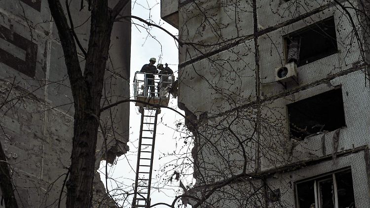 Viele der zerstörten Wohngebäude müssten ohnehin energetisch saniert werden, argumentiert Greenpeace-Experte Tsutsaiev. Geschehe das nicht im Zuge des Wiederaufbaus, würde es doppelt teuer.