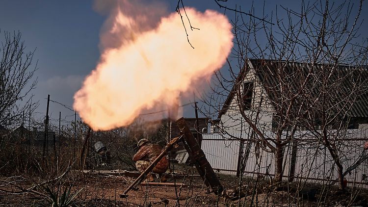 Ukrainische Soldaten feuern einen Mörser ab auf russische Stellungen an der Frontlinie bei Bachmut.