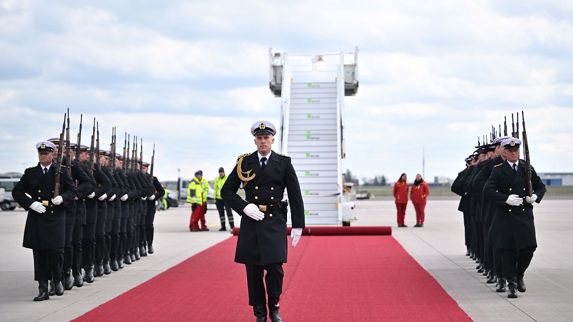 Das Wachbataillon übt am Flughafen BER vor der Ankunft des britischen Königs.