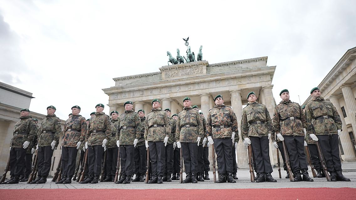 Soldaten am Brandenburger Tor.