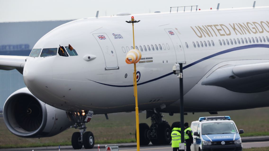 Fähnchen für Deutschland am Flieger von Charles und Camilla.