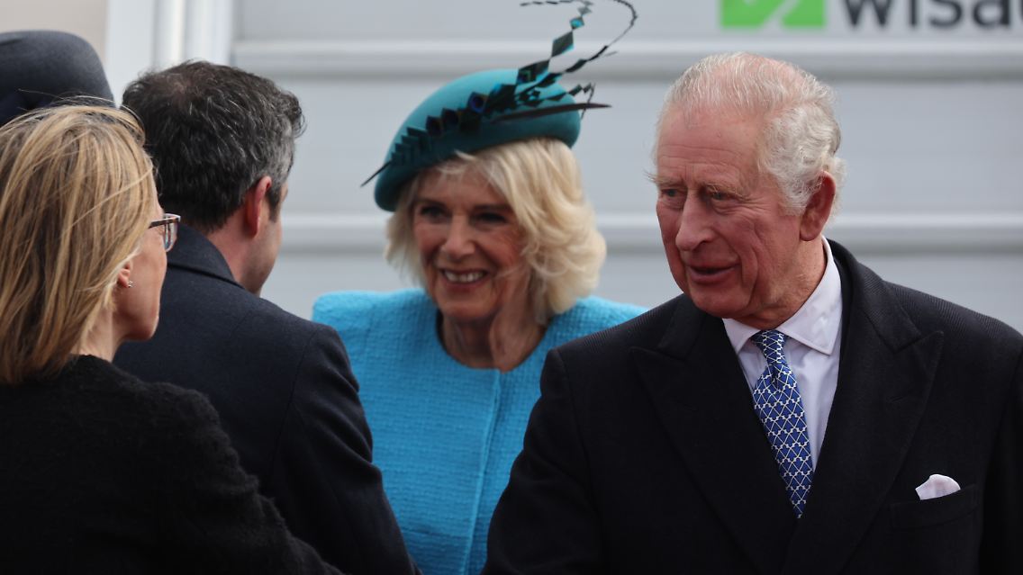 König Charles III. von Großbritannien und Königsgemahlin Camilla schütteln am BER die ersten Hände.