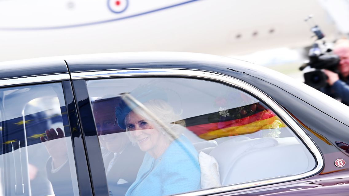 Charles und Camilla sitzen in einem gepanzerten Bentley.