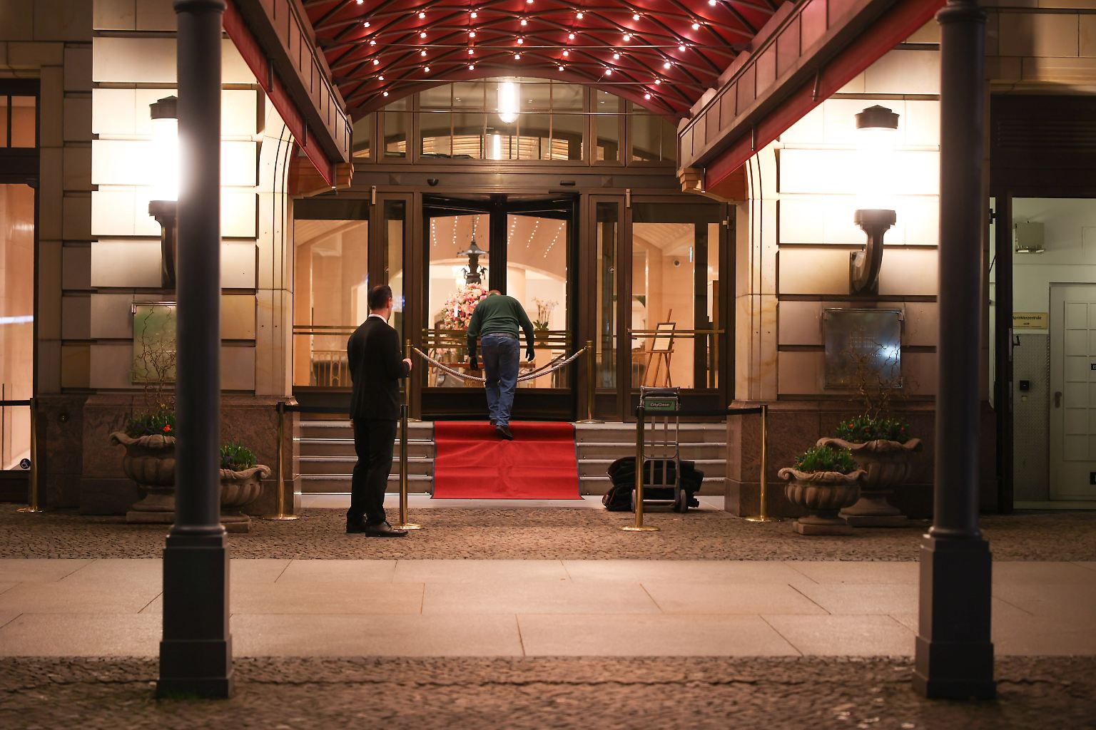 Ob vor dem Luxushotel Adlon, ...