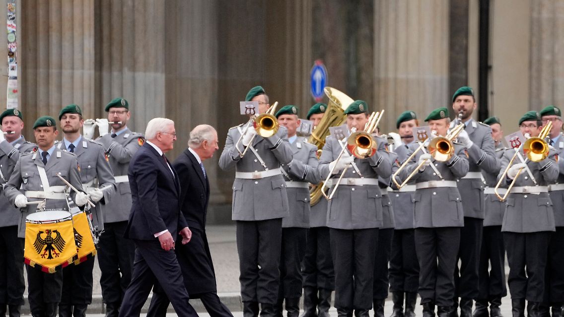 Steinmeier und Charles III. vor dem Brandenburger Tor.