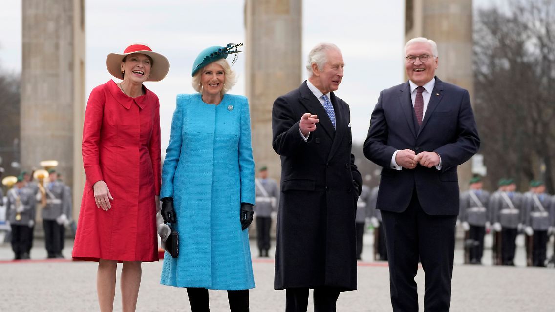 Bundespräsident Steinmeier (r.), seine Frau Elke Büdenbender, (l.), heißen King Charles III. und Camilla (Mitte) willkommen.