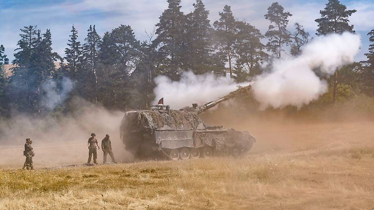 Der Haushaltsausschuss erlaubt der Bundeswehr bis zu 28 Panzerhaubitzen 2000 zu bestellen.