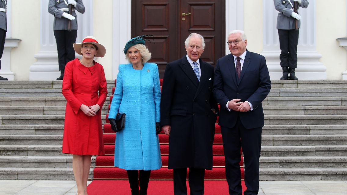 König Charles III. (2.v.r) und Königsgemahlin Camilla (2.v.l) auf dem roten Teppich am Schloss Bellevue neben Bundespräsident Frank-Walter Steinmeier und seine Frau Elke Büdenbender.