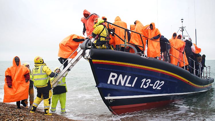 Künftig könnte es für Migranten, die mit Schiffen in Großbritannien anlanden, wieder auf ein Schiff zurückgehen. Die britische Regierung will sie aus Kostengründen dort unterbringen.