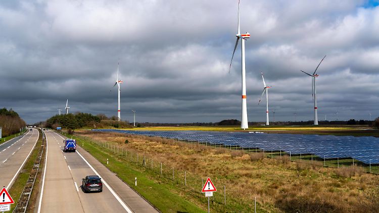 Künftig sollen verstärkt Solar- und Windkraftanlagen neben Autobahnen gebaut werden. 