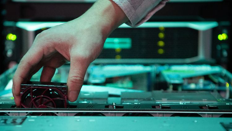 Der Mangel an IT-Fachkräften hat sich verschärft: Laut Bitkom fehlen in Deutschland 137.000 IT-Expertinnen und -Experten quer durch alle Branchen.