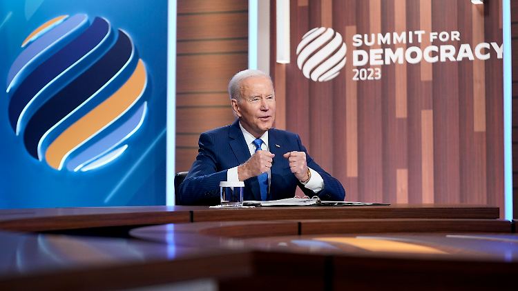 Der US-Präsident sagte bei dem virtuell ausgetragenen Treffen, die Stärkung von Demokratien sei die "entscheidende Herausforderung unserer Zeit".