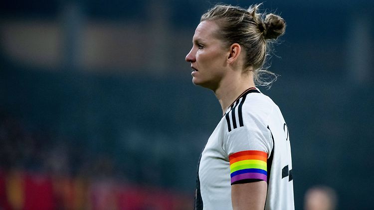 Alexandra Popp möchte die Regenbogenbinde auch bei der WM tragen.