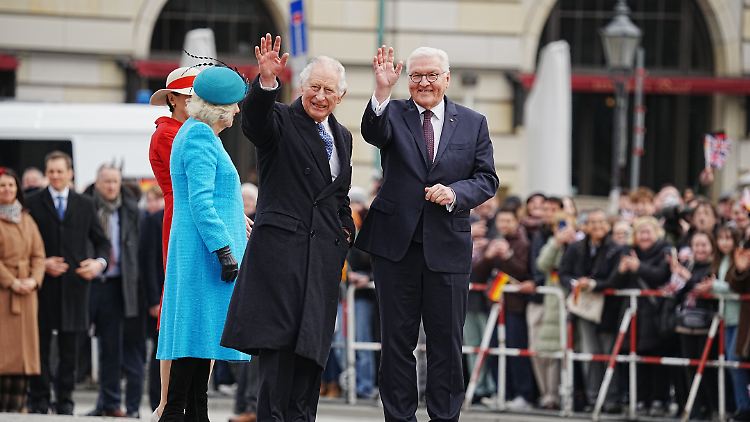Wenige Minuten nach der Ankunft wendet sich das Königspaar den Menschen auf beiden Seiten des Pariser Platzes zu.