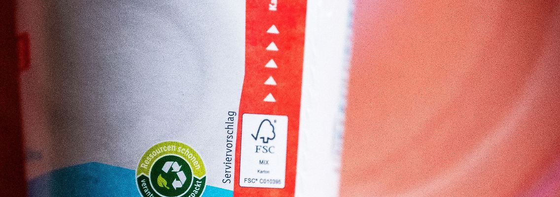 So gut wie jeder Hersteller kann sich nachhaltig auf die Verpackung drucken. Der Verbraucher kann nur schwierig überprüfen, ob das wirklich stimmt.
