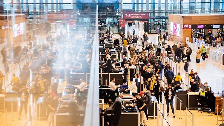 Lange Warteschlangen an Check-in-Schaltern können die Nerven strapazieren. Entspannter reist, wer rund zweieinhalb Stunden vor Abflug vor Ort ist.