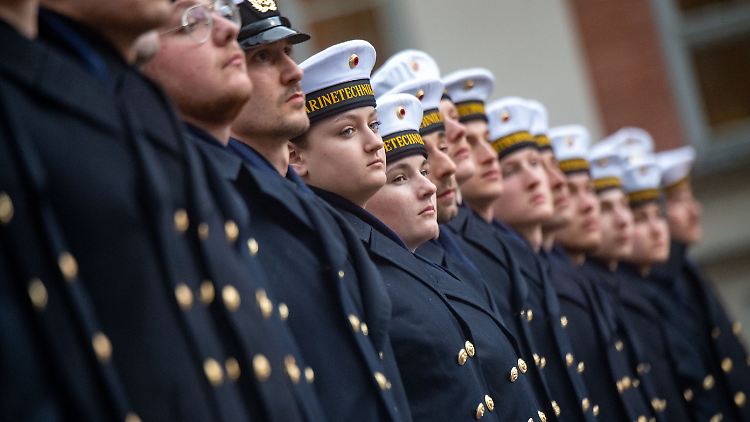 Mindestens 21.000 Rekruten müssen jährlich für den Dienst gewonnen werde, um das Ziel von 203.000 Soldaten bis 2031 zu erreichen.