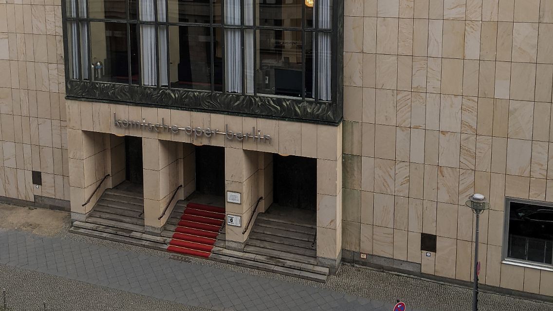 Herausgeputzt, so weit es ging: die komische Oper in Berlin