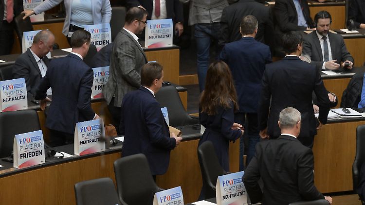 Mitglieder der FPÖ stehen mitten in der Selenskyj-Rede auf und gehen.