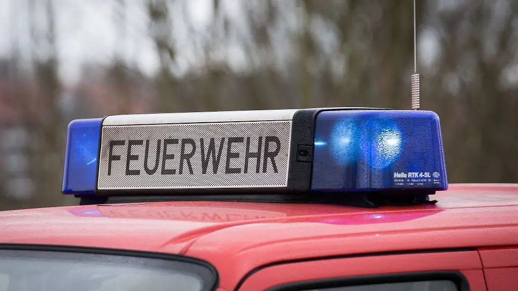 Das-Blaulicht-eines-Feuerwehrautos-leuchtet-an-einem-Einsatzort