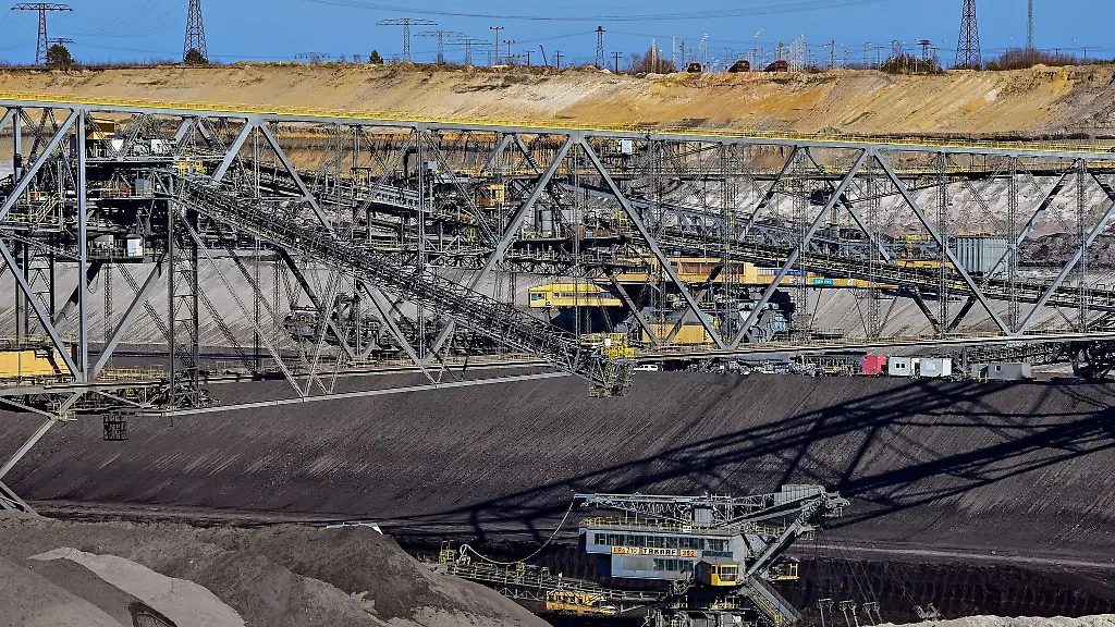 Eine-Foerderbruecke-steht-im-Braunkohletagebau-Welzow-Sued