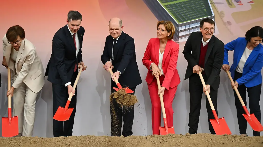 Bettina-Stark-Watzinger-FDP-l-r-Bundesministerin-fuer-Bildung-und-Forschung-Dave-Ricks-Vorstandsvorsitzender-und-CEO-Eli-Lilly-and-Company-Bundeskanzler-Olaf-Scholz-Malu-Dreyer-Ministerpraesidentin-von-Rheinland-Pfalz-Karl-Lauterbach-alle-SPD-Bundesgesundheitsminister-und-Daniela-Schmitt-FDP-Wirtschaftsministerin-von-Rheinland-Pfalz