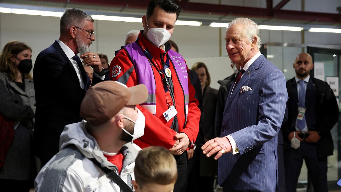 Charles III. spricht in Tegel mit Menschen, die vor dem Krieg in der Ukraine geflohen sind.