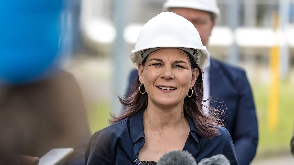 Annalena-Baerbock-Buendnis-90-Die-Gruenen-M-Aussenministerin-gibt-bei-ihrem-Besuch-des-Heizkraftwerkes-Cottbus-ein-Pressestatement-ab