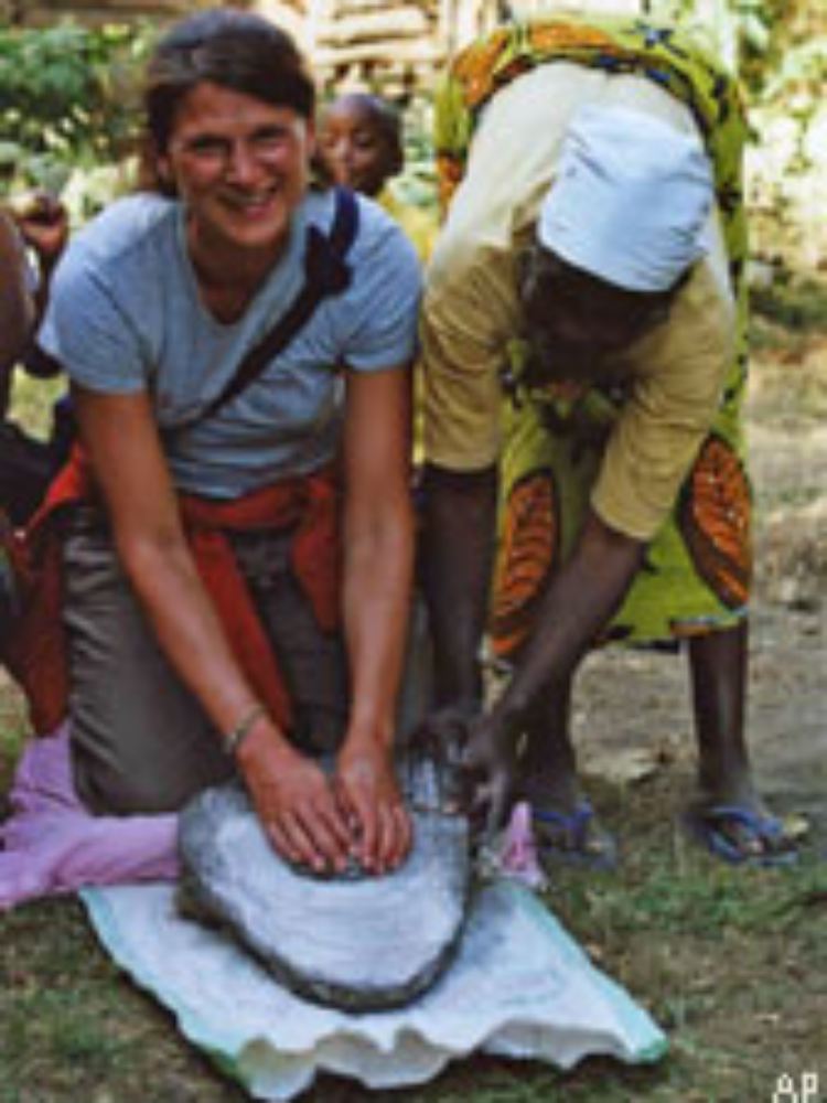 Eine Touristin arbeitet probeweise mit einer Frau vom Stamm der Waarusha, einer Untergruppe der Massai.