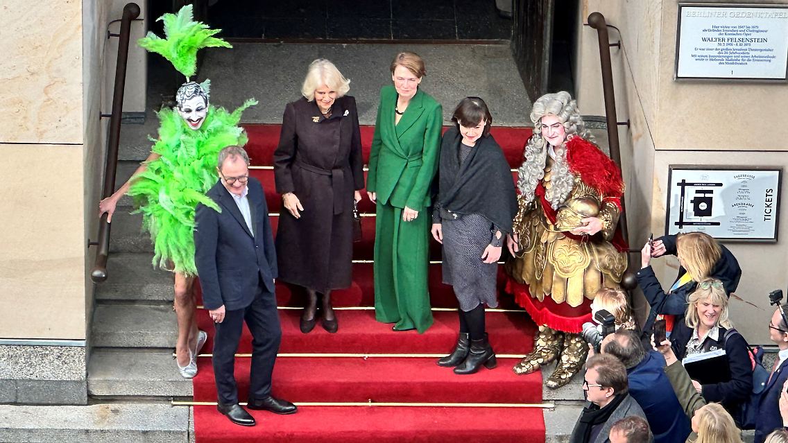 Susanne Moser, Philip Bröking und Teile des Ensembles begrüßen Camilla in der Komischen Oper.