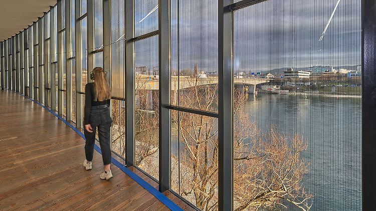 Ein besonderes Hörerlebnis: Am Rhein entlangspazieren mit "Il Reno" von Christina Kubisch auf den Ohren. Die Soundinstallation hat die Künstlerin für das Museum geschaffen. 