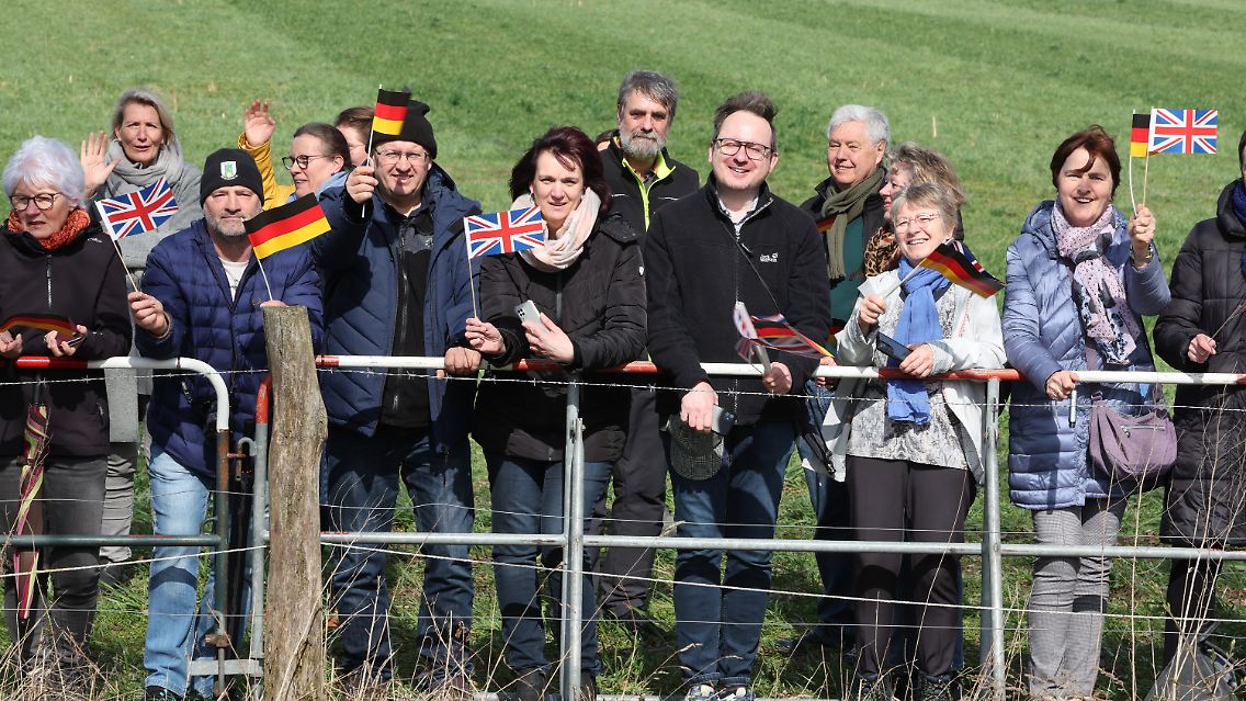 Am Eingang des Ökodorfs Brodowin warten etliche Schaulustige und Royal-Fans auf König Charles.