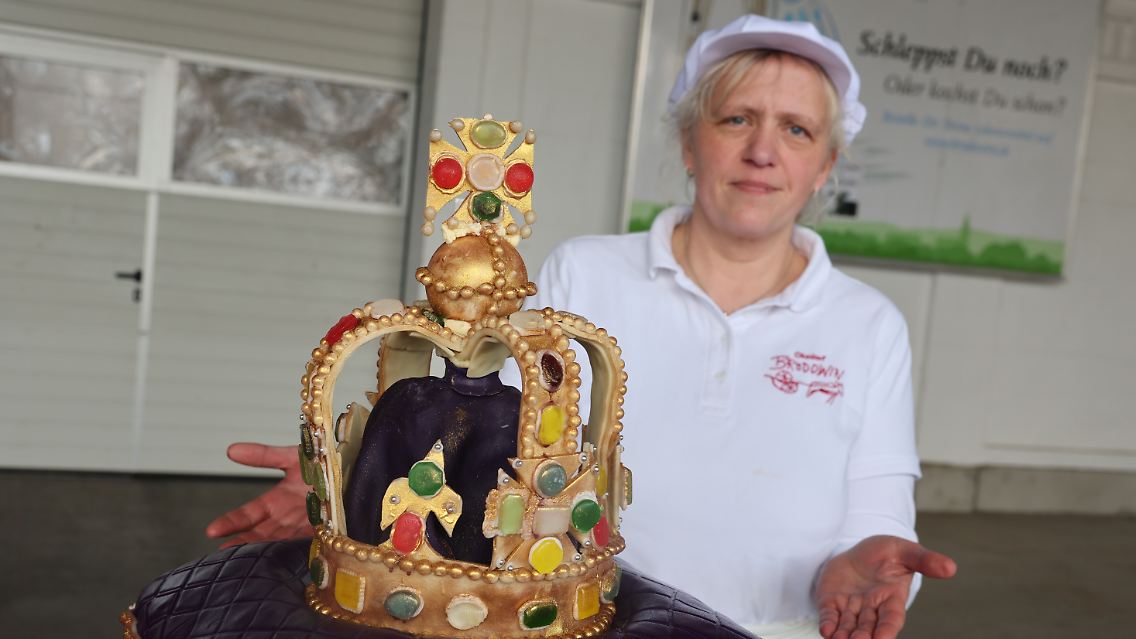 Konditormeisterin Antje Neumann präsentiert stolz ihre zehn Kilo schwere Queen-Victoria-Torte.