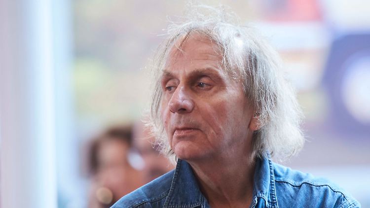"Als hätte ein geistiger Schwachkopf diesen Vertrag unterschrieben": Michel Houellebecq fühlt sich wie eine vergewaltigte Frau. 