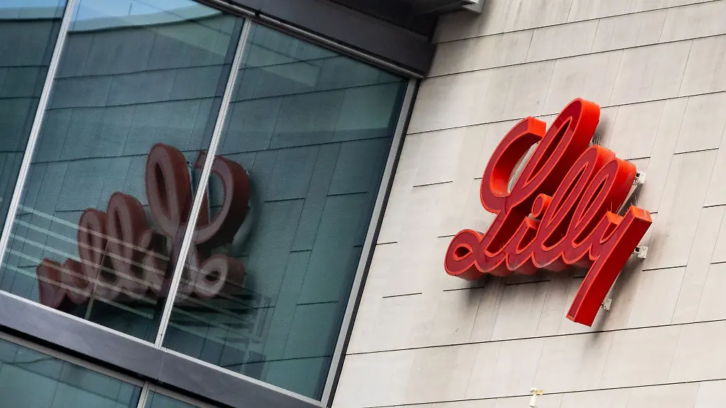 Blick-auf-den-Schriftzug-Lilly-an-der-Fassade-von-einem-Gebaeude-des-Pharma-Unternehmens-Eli-Lilly-in-Bad-Homburg