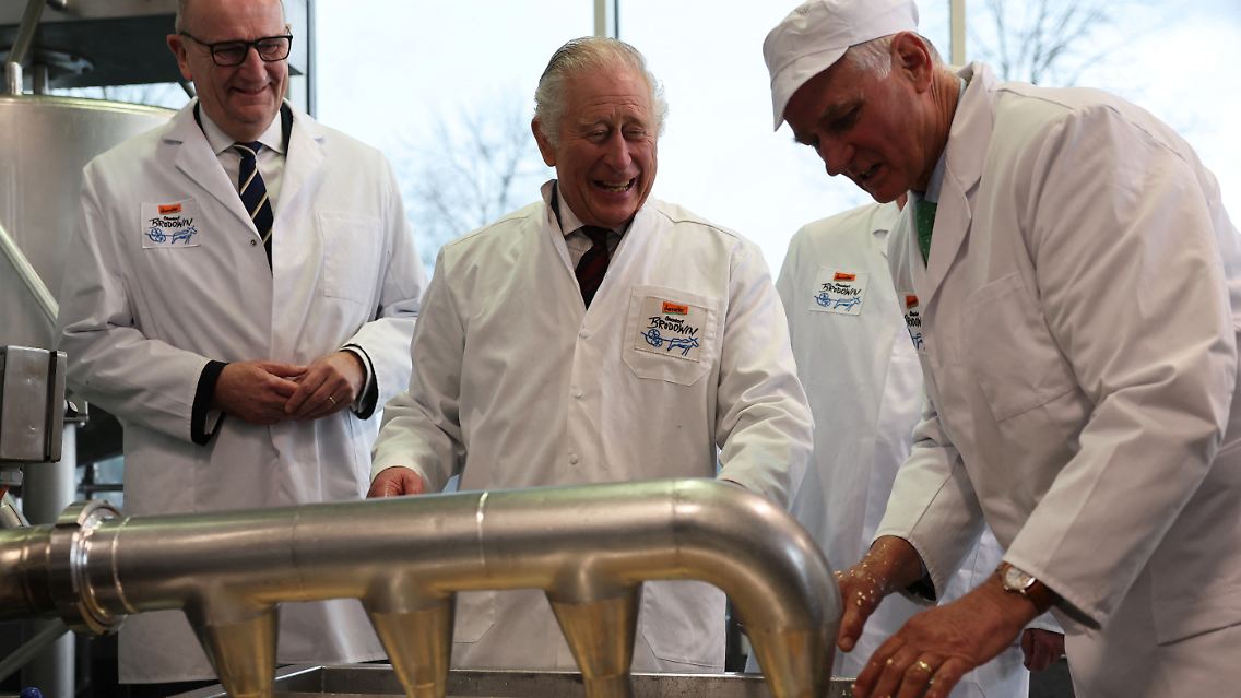 Bei der Herstellung ökologischer Lebensmittel ist König Charles ganz in seinem Element.