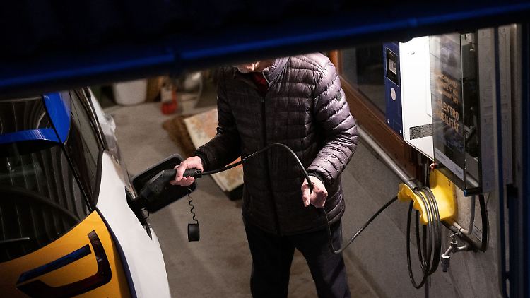 Bei einem Mehrfamilienhaus sollte man sich zuerst informieren, ob auch andere Mieter oder Eigentümer Interesse an einer Ladestation für E-Autos haben.
