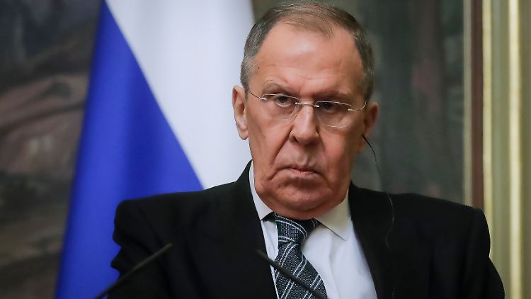 Kein leichter Stand: Als Russlands Außenminister Lawrow beim G20-Treffen in Indien den Westen für den Krieg in der Ukraine verantwortlich macht, wird er durch Gelächter aus dem Publikum unterbrochen.