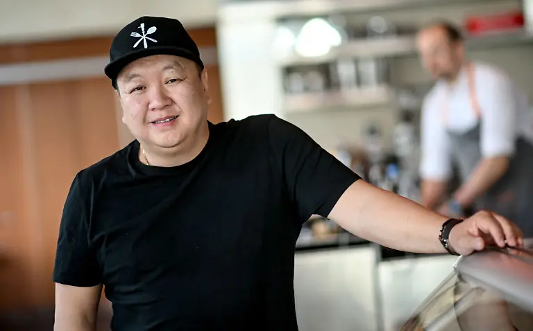 Spitzenkoch-The-Duc-Ngo-in-seinem-Restaurant-Funky-Fisch-in-Berlin