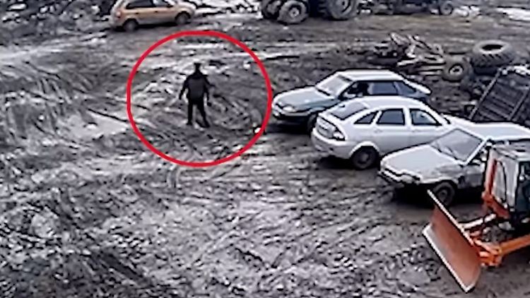 Nach der Rückkehr Rossomachins aus der Ukraine filmte eine Überwachungskamera, wie er mit einer Axt die Scheiben von zwei Autos einschlägt.