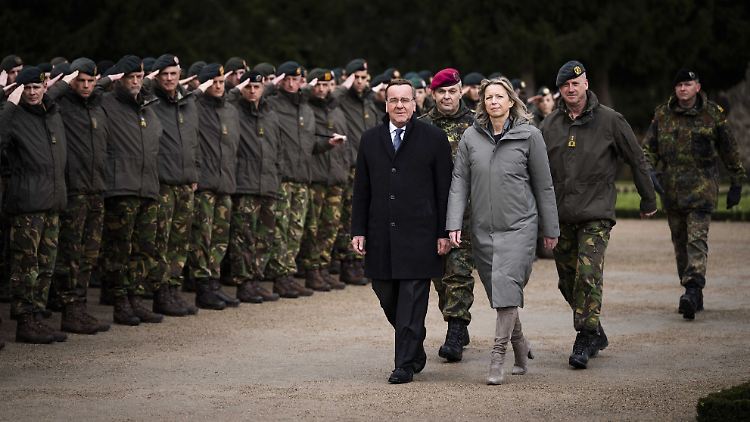 Salut für Pistorius und Amtskollegin Ollongren: Die niederländischen 13. Leichte Brigade aus Oirschot ist jetzt dem deutschen Kommando unterstellt. 