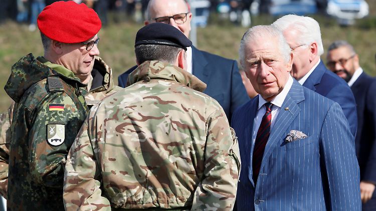 König Charles III. mit straffem Tagesprogramm und dennoch Zeit für den Austausch mit Soldaten. 