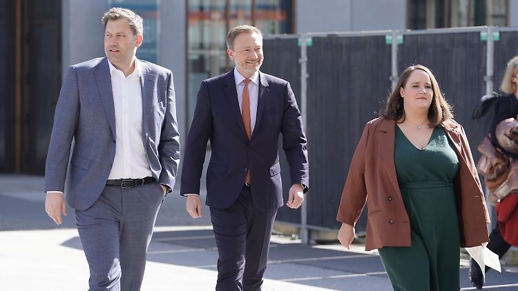 Auch wenn es hinter den Kulissen kracht: Nach außen demonstrieren die Koalitionspartner nach der Ausschusssitzung Einigkeit. 