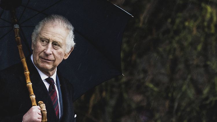 Wäre dank Schirm auch auf Hamburger Wetter vorbereitet: König Charles.
