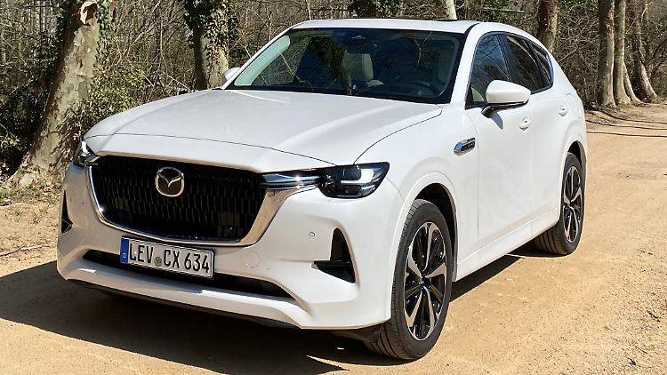 Markant am Mazda CX-60: der große Kühlergrill. Das Licht aus den LED-Scheinwerfern wird auf Wunsch adaptiv gestreut (Matrix-Technologie).